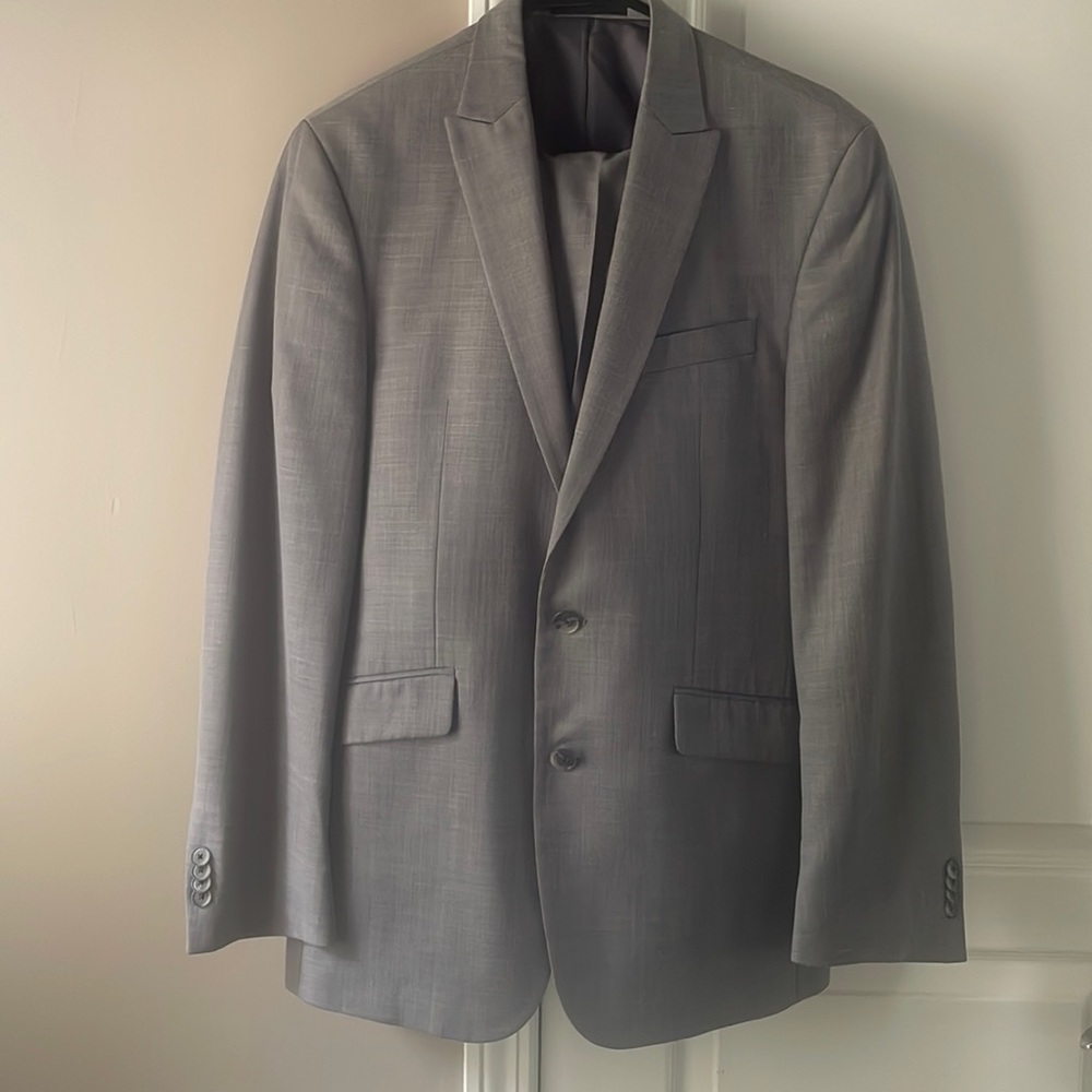 Kenneth Cole Reaction Grey Suit Set. Size 38R jacket. Size 31 x 30 pants